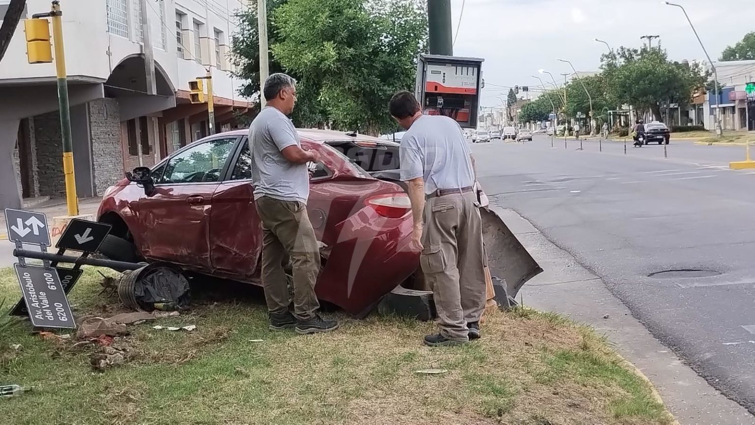 Mala Maniobra Un Auto Qued Destrozado Tras Evadir Un Taxi