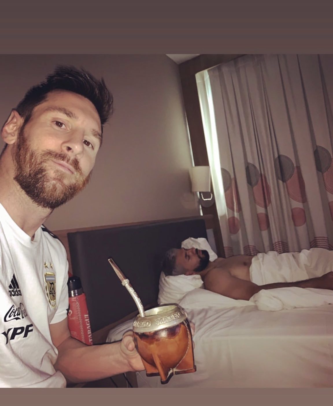 Lionel Messi Se Divierte Con Sergio Agüero En La Habitación De La