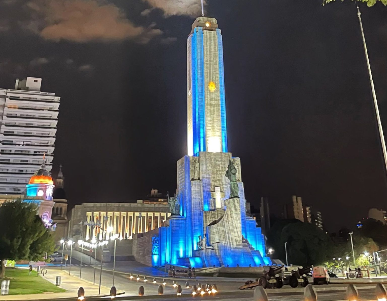 El Monumento A La Bandera A Todas Luces Para Este 20 De Junio Radio Eme