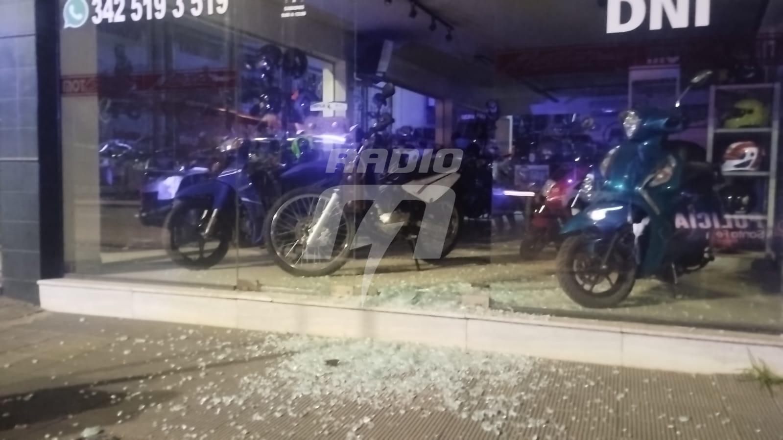 Destrozaron Una Vidriera Y Robaron Tres Motos De Una Concesionaria 7453