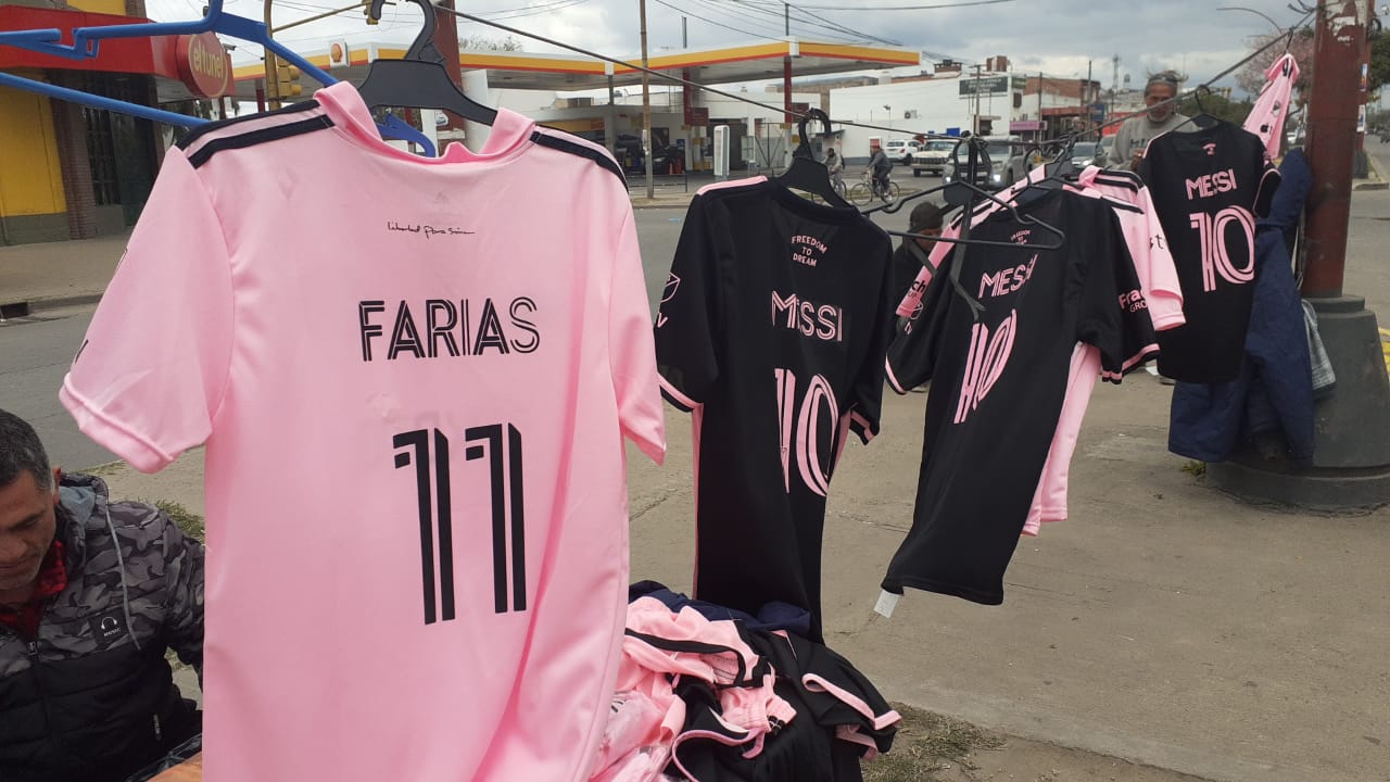 Cuánto cuesta en La Plata la camiseta de Lionel Messi en el Inter Miami?